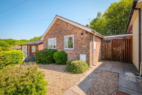 Thick Hollins Drive, Holmfirth HD9 2 bed detached bungalow for sale