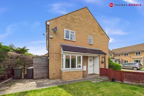 Lincoln Crescent, Bedfordshire SG18 2 bed terraced house for sale