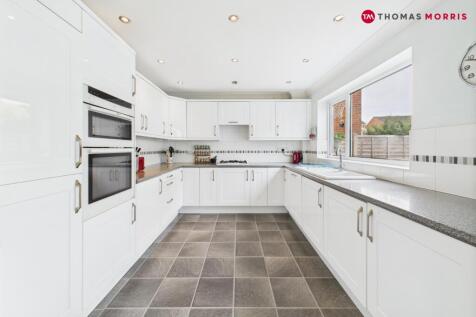 Beech Avenue, Bedfordshire SG18 4 bed detached house for sale