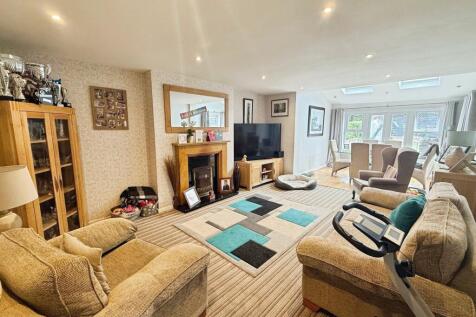 Penn Drive, West Yorkshire WF15 3 bed semi