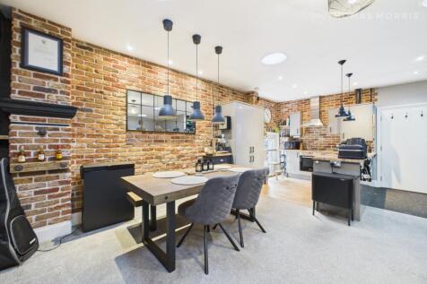 East Street, Cambridgeshire PE27 2 bed apartment for sale