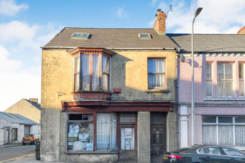 5 bedroom end of terrace house for sale