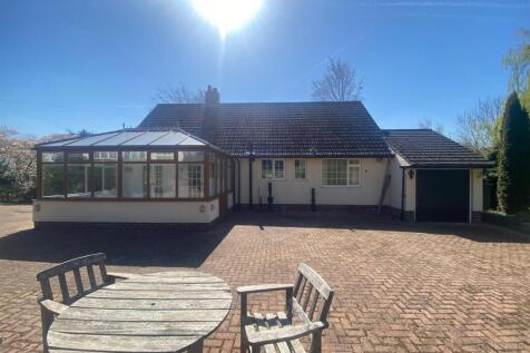 Alwen Avenue, Huddersfield 3 bed detached bungalow for sale