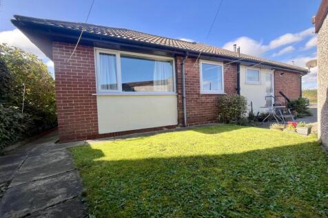 Wakefield Road, Clayton West... 3 bed semi