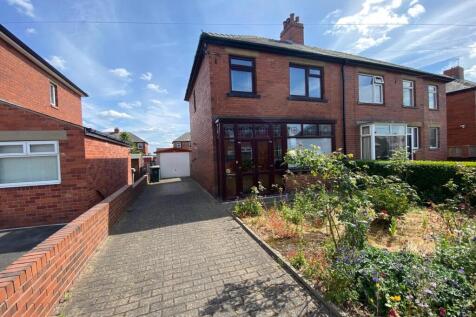 Trenton Road, Hanging Heaton, Batley 3 bed semi