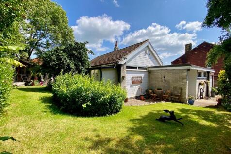 Bank Street, Mirfield 3 bed detached bungalow for sale