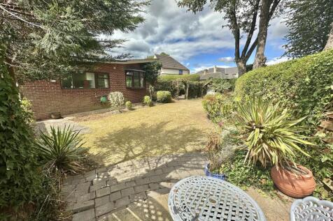 Huddersfield Road, Liversedge 3 bed detached bungalow for sale