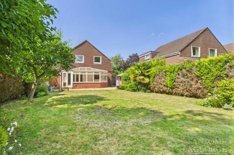 Droxford Crescent, Tadley, Hampshire... 3 bed detached house for sale