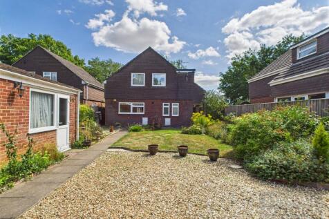 Droxford Crescent, Tadley, Hampshire... 3 bed detached house for sale