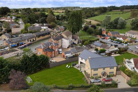 6 bedroom detached house for sale