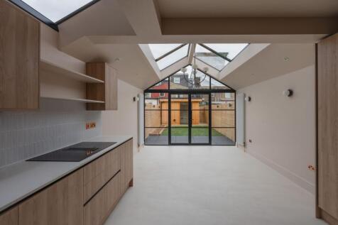 Sunnyside Road, London E10 4 bed terraced house for sale