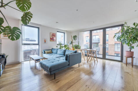 3 bedroom flat for sale