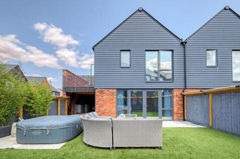 3 bedroom semi-detached house for sale