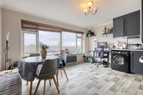 Woodford Green IG8 1 bed flat for sale