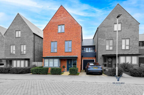 Beaulieu Park CM1 4 bed link detached house for sale