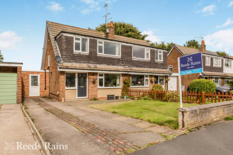 St. Oswalds Crescent, Sandbach CW11 3 bed semi