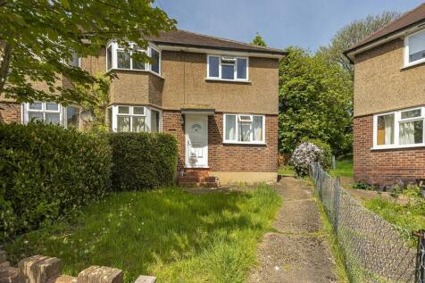 Kenton Gardens, Hertfordshire AL1 2 bed maisonette for sale