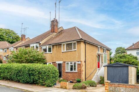 Kenton Gardens, Hertfordshire AL1 2 bed maisonette for sale