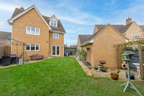 Cherry Crescent, Essex CM6 5 bed detached house for sale