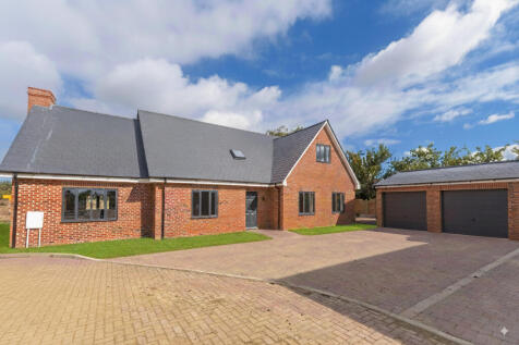 Sabre Close, Dunmow CM6 4 bed detached house for sale
