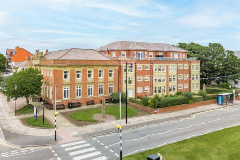 Central Beach, Lytham St. Annes, FY8 2 bed apartment for sale