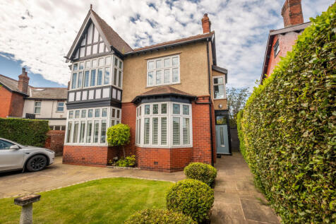 Blackpool Road, Lytham St. Annes, FY8 4 bed detached house for sale
