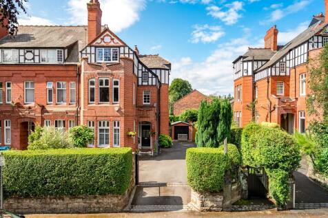 6 bedroom semi-detached house for sale