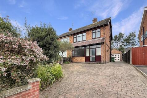 3 bedroom semi-detached house for sale