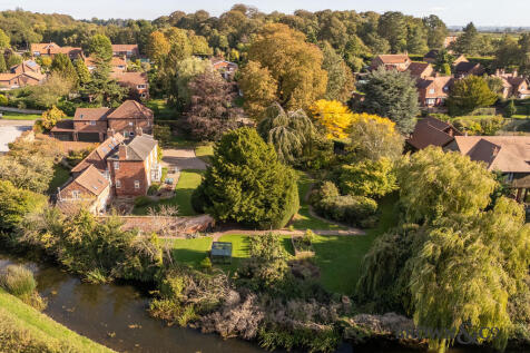 6 bedroom detached house for sale