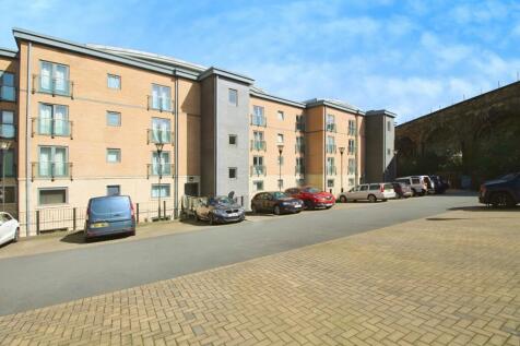 Birkhouse Lane, Huddersfield HD4 2 bed apartment for sale
