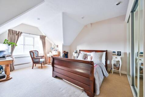 High Street, Bramley, Guildford, GU5 2 bed maisonette for sale