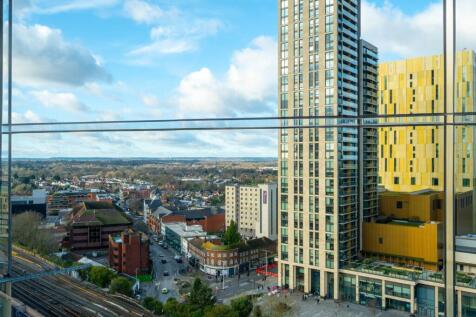 Station Approach, Woking, GU22 2 bed flat for sale
