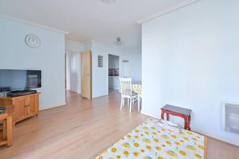 Station Approach, Woking, GU22 2 bed flat for sale