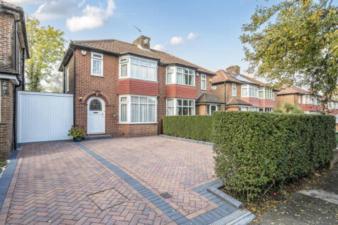Peareswood Gardens, Stanmore 3 bed semi