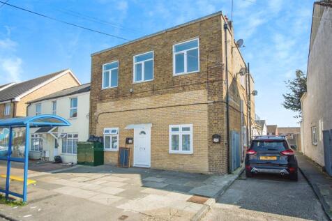 3 bedroom flat for sale