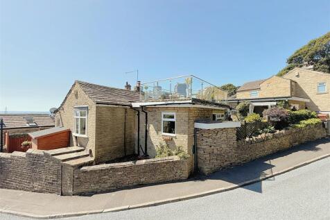 3 bedroom link detached house for sale