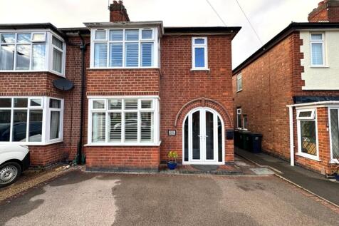 Newlands Avenue, Shepshed... 3 bed semi