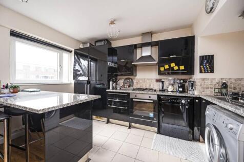 Bryant Court, Whiston Road... 2 bed flat for sale