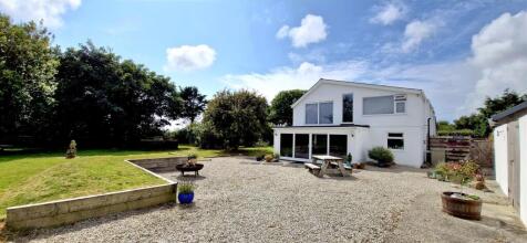 6 bedroom detached house for sale