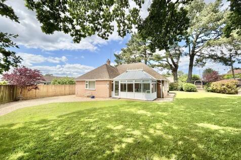 Wareham Road, Corfe Mullen 3 bed detached bungalow for sale