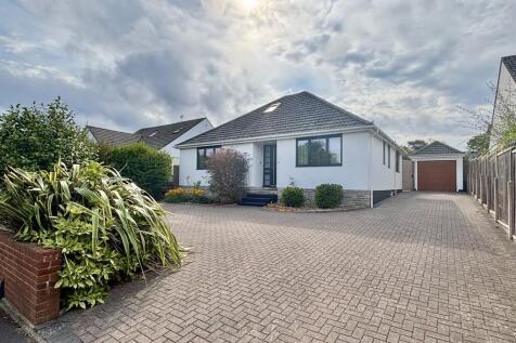4 bedroom detached bungalow for sale
