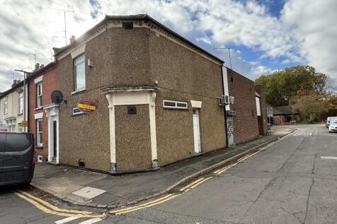 End of terrace house for sale