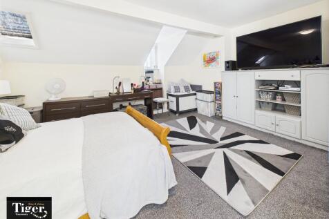 4 bedroom maisonette for sale
