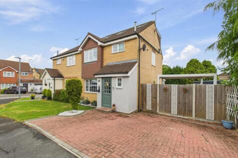 Grovedale Close, Cheshunt, Waltham Cross 4 bed semi