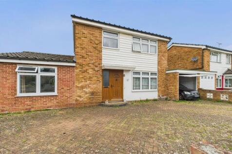 Westmeade Close, Cheshunt 3 bed link detached house for sale