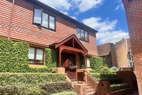 Borelli Mews, Farnham GU9 2 bed end of terrace house for sale