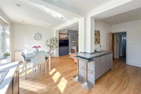 Salisbury Avenue, St. Albans... 4 bed semi