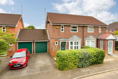 Princess Diana Drive, St. Albans... 2 bed semi