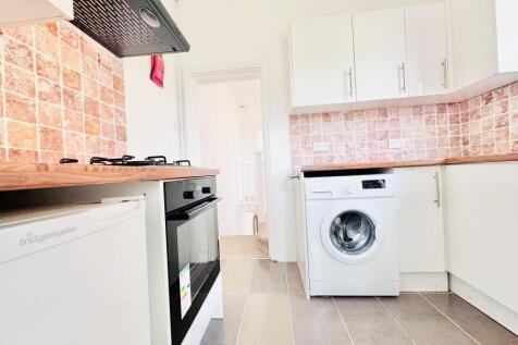 Alberta Road, Enfield EN1 1 bed flat for sale