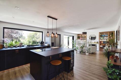 Chestnut Close, Salisbury            ... 4 bed detached house for sale